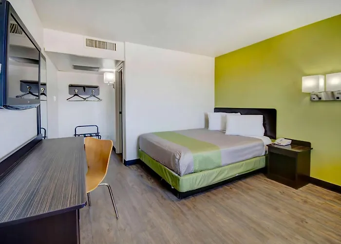 Hotel 6-douglas, Az 3*
