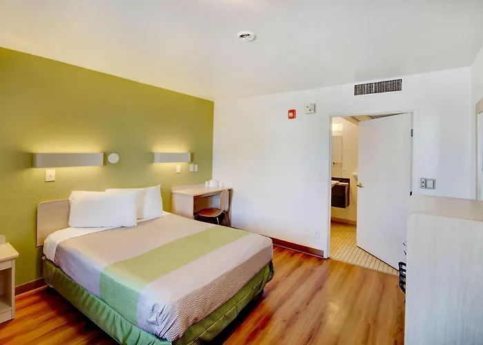 Hotel 6-douglas, Az 3*