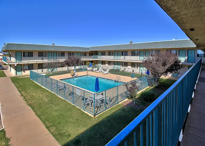 6-douglas, Az Hotel Douglas